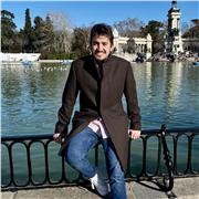 Graduado en biotecnología, conocimientos en veterinaria y gestión de empresas, con experiencia como profesor de biología y química